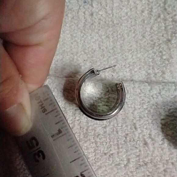 Wide silvertone hoop earrings - Picture 3 of 6